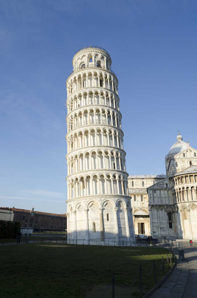 Italia 06 - Pisa - plaza del Milagro - Torre Inclinada.jpg